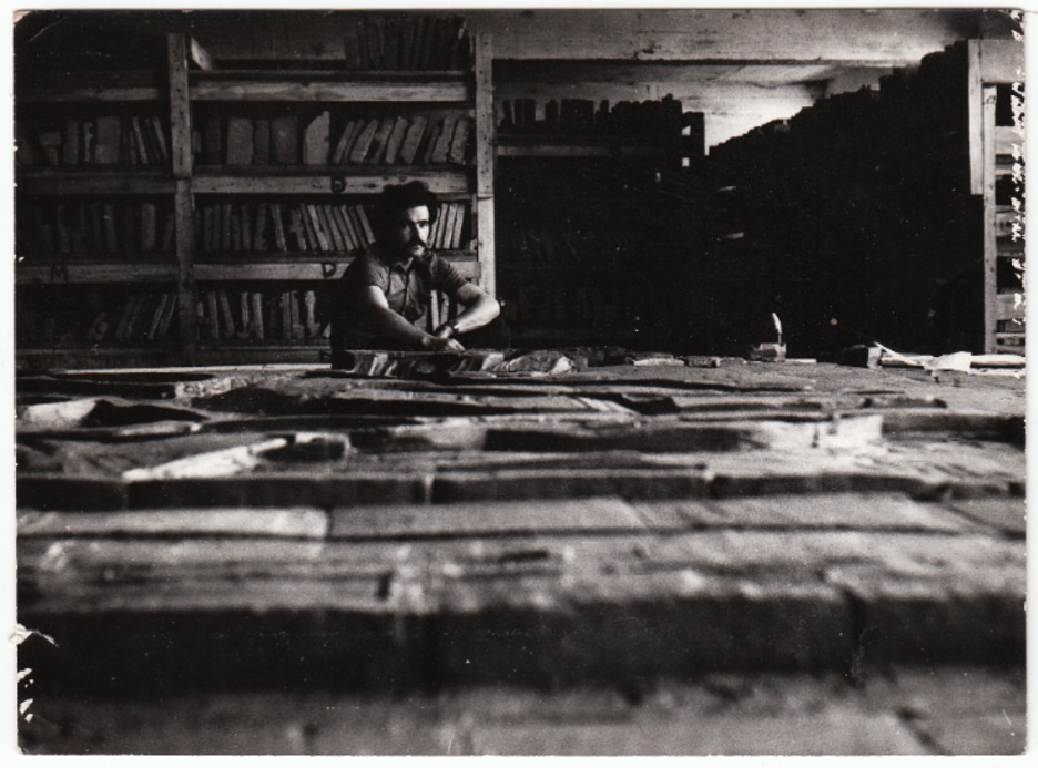 Zumeta en su taller de Usurbil preparando un mural gigande de cerámica en 1973. (Fondo José Luis Zumeta)