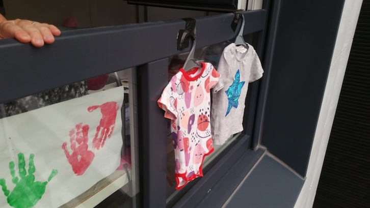 Campaña de 'Haurrak ere bai', consistente en colgar las camisetas de los menores en los balcones. (Haurrak ere bai)