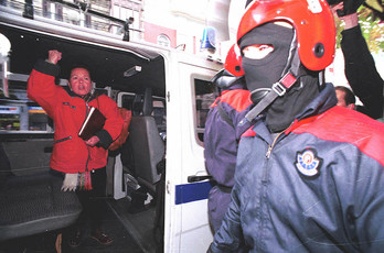 Detención de Itziar Aizpurua el 5 de diciembre de 1997. (Juan Carlos RUIZ)