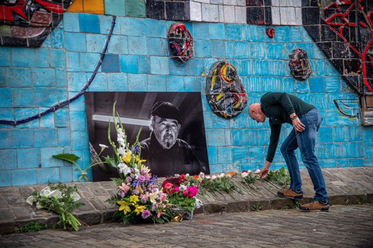 Bizilagunek eta Udalak lore eskaintza egin diote. (Gorka RUBIO / FOKU)