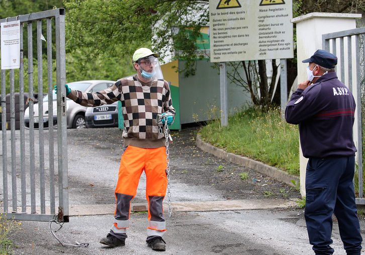 Los agentes de servicios públicos, en la imagen el centro de recogida de residuos de Uztaritze, han recibido ya materiales. (Bob EDME)