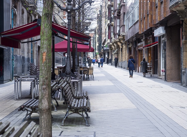 Osasun krisiagatik,dendak izan ziren lehenetarikoak ixten. (Luis JAUREGIALTZO/FOKU)