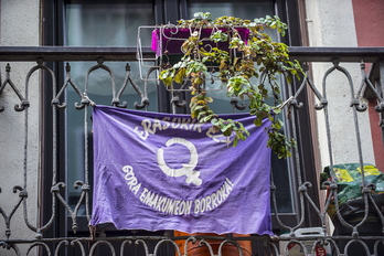 Bandera morada en un balcón de Bilbo en protesta contra la violencia machista. (Marisol RAMIREZ / FOKU)