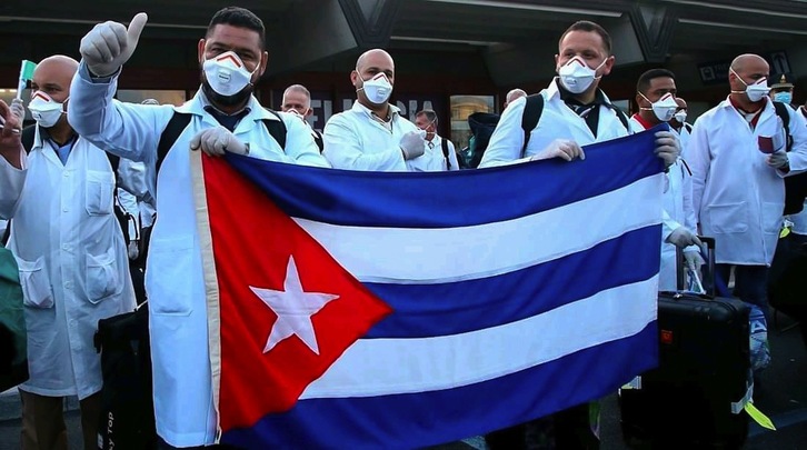 Una brigada sanitaria cubana aterriza en Hondauras. (AFP PHOTO)