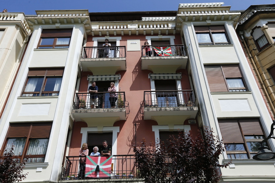 Ikurriñas con crespones negros en balcones de Gernika. (Aritz LOIOLA / FOKU)
