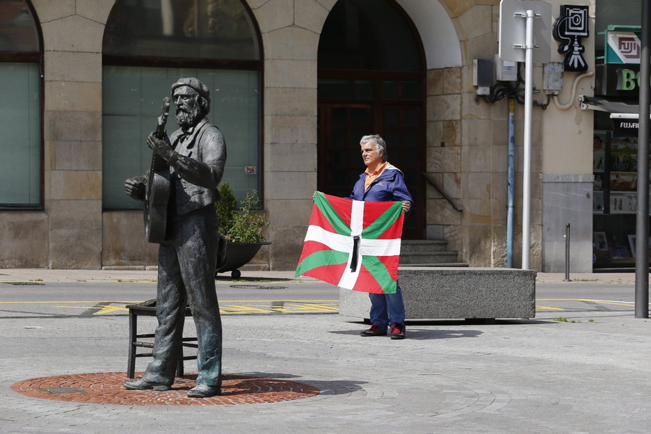 Ikurriña con crespón negro frente a la estatua de Iparragirre en Gernika. (Aritz LOIOLA / FOKU)