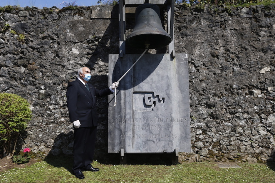 Ofrenda floral en el cementerio de Gernika. (Aritz LOIOLA / FOKU)