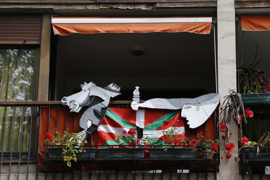 Ikurriña con crespón negro con parte del cuadro Guernica de Picasso. (Aritz LOIOLA /FOKU)