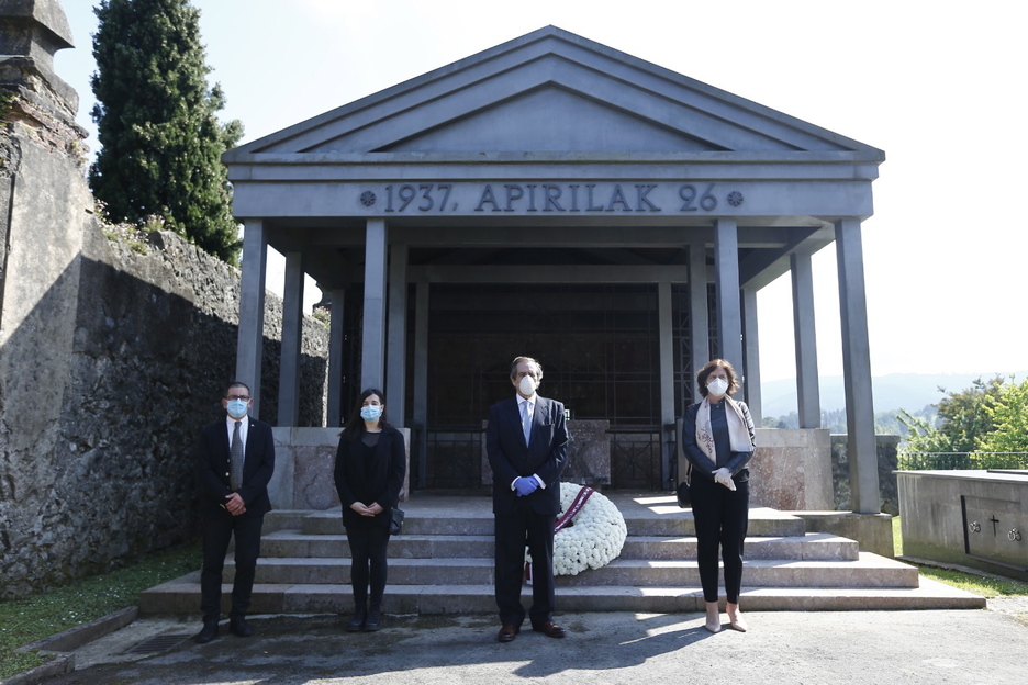 Representantes de la corporación municipal en la ofrenda floral en el cementerio. (Aritz LOIOLA / FOKU)