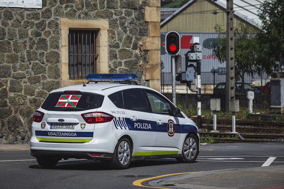 Coche de la Policía municipal con ikurriña y crespón negro en Gernika. (Aritz LOIOLA / FOKU)