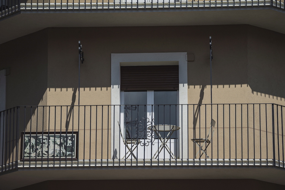 Reproducción del cuadro ‘Guernica’ en el balcón. (Aritz LOIOLA / FOKU)