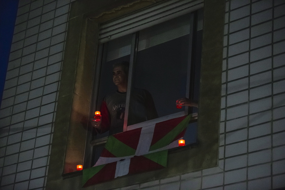 Velas en los balcones en recuerdo al bombardeo. (Aritz LOIOLA / FOKU)