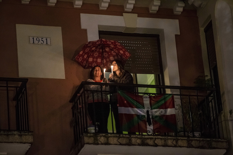 Velas en los balcones en recuerdo al bombardeo. (Aritz LOIOLA / FOKU)