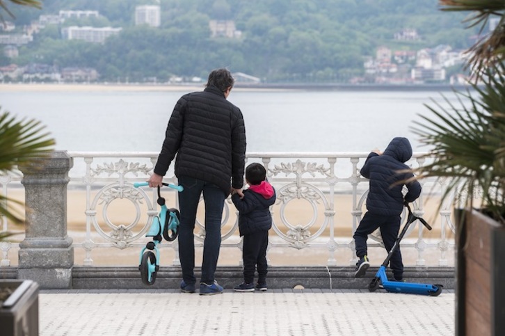 Unos niños en Donostia en el primer día del desconfinamiento infantil. (Juan Carlos RUIZ/FOKU)