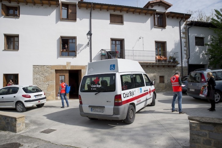 Cruz Roja se ha ocupado del reparto de comida durante la pandemia en diferentes municipios de Euskal Herria. (Iñigo URIZ/FOKU)