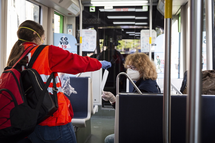 El uso de mascarillas será obligatorio en el transporte público de la CAV. (Jagoba MANTEROLA/FOKU)