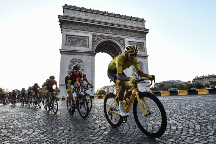 Bernal, luciendo el maillot amarillo por París. (Anne Christine POUJOULAT/AFP)