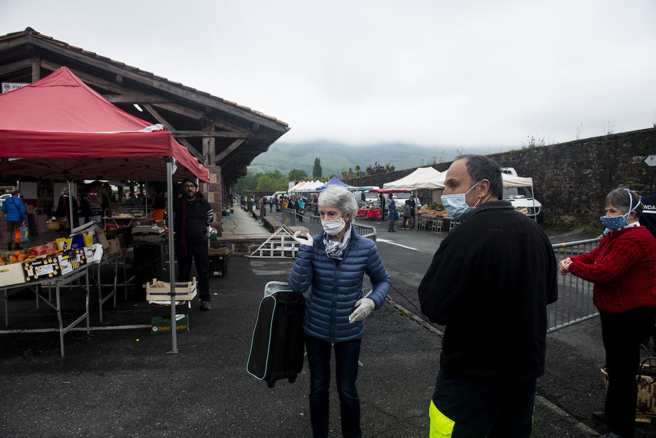 Nombreux étaient les Garaztar soucieux de retrouver leur traditionnel marché du lundi matin. © Guillaume FAUVEAU.