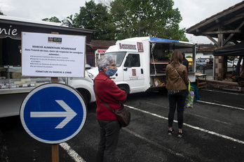 Un affichage des consigne était présent à l'entrée du marché dont un sens de circulation a été défini. © Guillaume FAUVEAU.