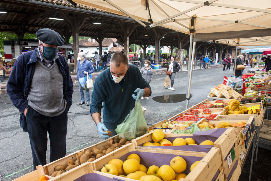 Des fruits et légumes, du fromage, de la viande, du poisson, de nombreuses denrées ont réapparu sur des étals plus espacés qu'à leur habitude. © Guillaume FAUVEAU