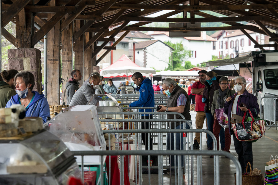 Un maximum de 30 personnes en même temps étaient autorisées à faire leur marché dans la halle couverte. © Guillaume FAUVEAU
