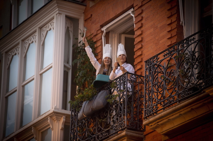 En los balcones no ha faltado ambiente. (Raul BOGAJO/FOKU)