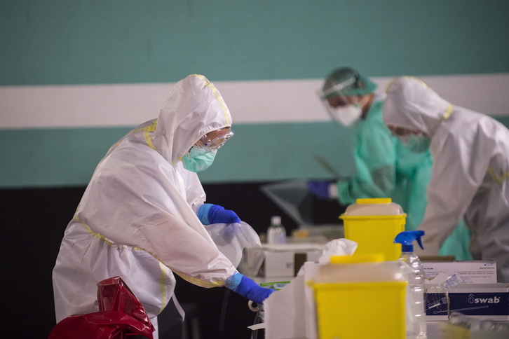 Test realizados en el párking de un polideportivo de Portugalete. (Marisol RAMIREZ / FOKU)