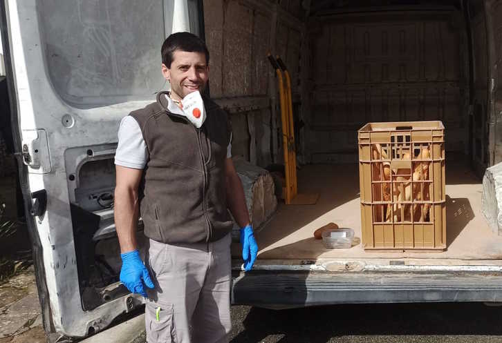 Iñaki Rekarte, con su furgoneta de reparto. 
