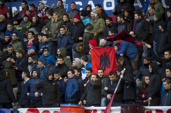 Aficionados osasunistas en El Sadar (Iñigo URIZ / FOKU)