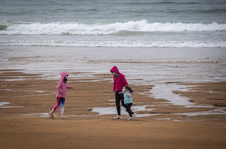 Paseos ayer en la playa de Zarautz, todavía en la fase previa de esta desescalada. (Gorka RUBIO | FOKU)