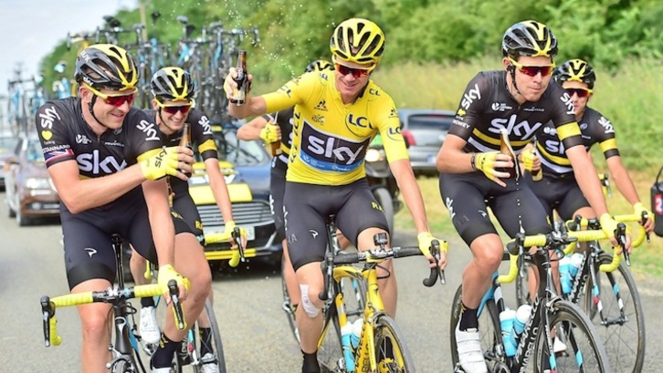 Froome, celebrando la victoria en el Tour con sus compañeros. (NAIZ)