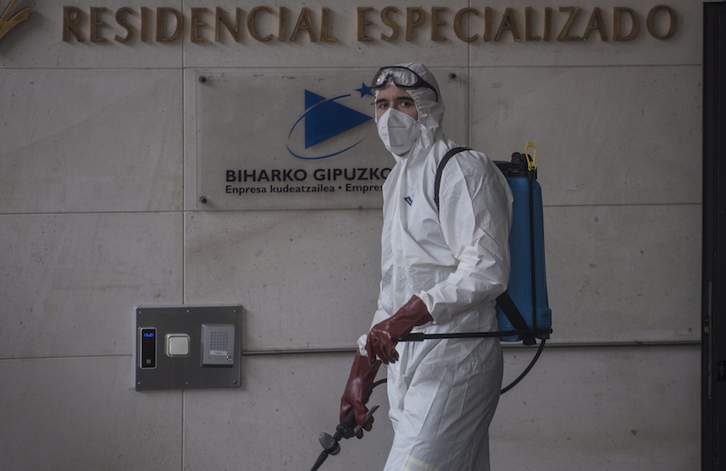 Suhiltzaile eta DYAko boluntarioek egoitzak desinfektatzen jarraitzen dute. (Jagoba MANTEROLA/FOKU)