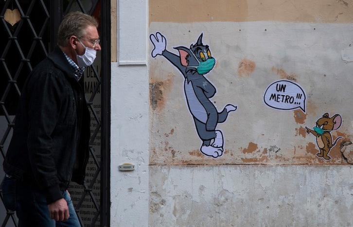  En Roma, un hombre pasa junto a un mural del artista callejero Maupal creado para rendir homenaje al difunto Gene Deitch, autor de “Tom y Jerry”. (Tiziana FABI | AFP) 
