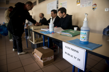 Votación, el 15 de marzo, en un colegio electoral de Baiona. (Guillaume FAUVEA)
