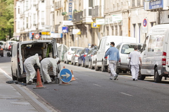 Trabajadores en una calle de Gasteiz. (Raúl BOGAJO/AFP)