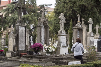 Koronabirusaren krisiaren ostean, doluak eta agurrak intimoa ez ezik, sozialak ere beharko lukete. (Juanan RUIZ/FOKU)