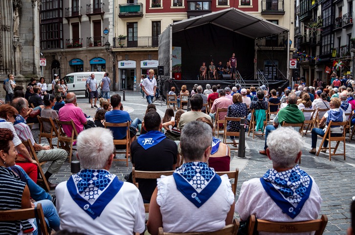Bertso saio bat Bilboko jaietan, gaur egun ezinezkoa den irudia. (Aritz LOIOLA / FOKU)