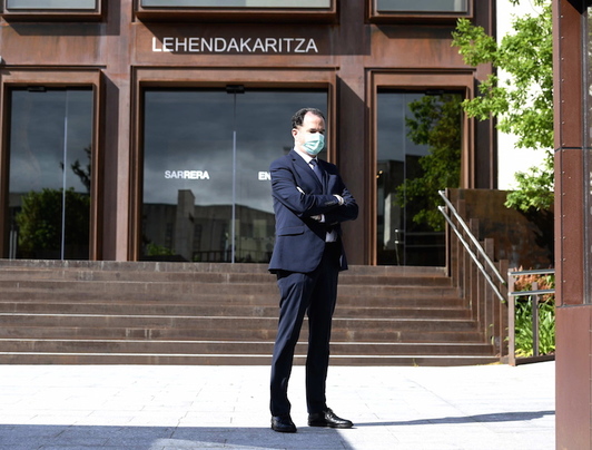 El candidato del PP a lehendakari, Carlos Iturgaiz, antes de una reunión en Lehendakaritza. (Raúl BOGAJO/FOKU)