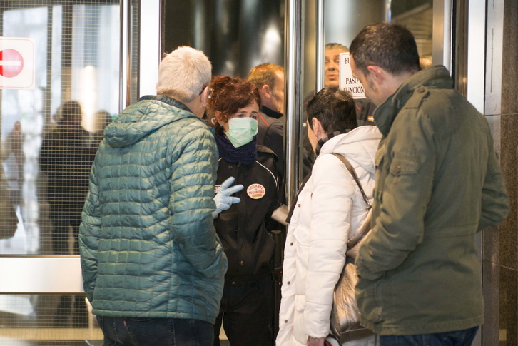 Los acusados entraron en los juzgados sin guardar cola, mientras el denunciante y su abogado fueron bloqueados en la entrada. (Raúl BOGAJO/FOKU)