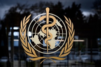 Logo de la Organización Mundial de la Salud (OMS) es uno de los chivos expiatorios que utiliza Donald Trump. (Fabrice COFFRINI | AFP)