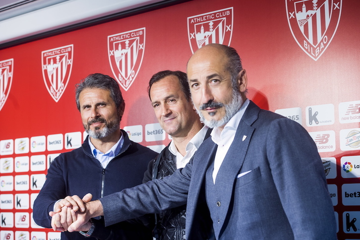 Joseba Etxeberria en la presentación como entrenador del Bilbao Athletic con Alkorta y Elizegi. (Luis JAUREGIALTZO / FOKU)