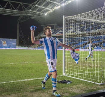 Illarramendi, lanzando unas camisetas a la grada (Juan Carlos RUIZ / FOKU)