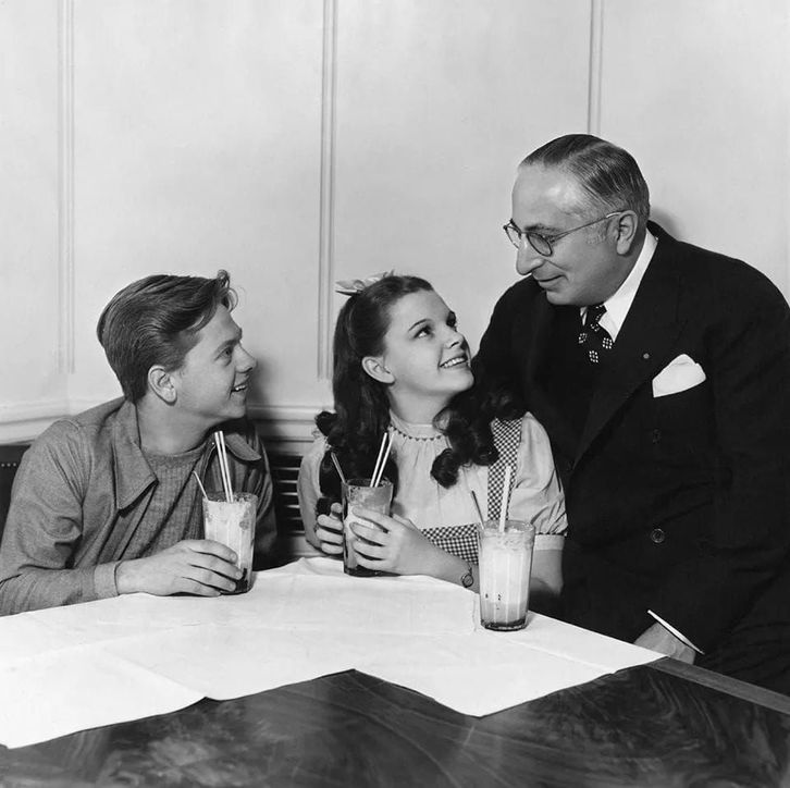 Mickey Rooney, Judy Garland y el, en apariencia, afable jefe de estudio Louis B. Mayer. (NAIZ)