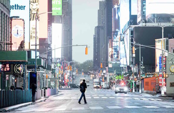 Un hombre cruce la célebre Times Square en Nueva York. (Johannes EISELE / AFP)