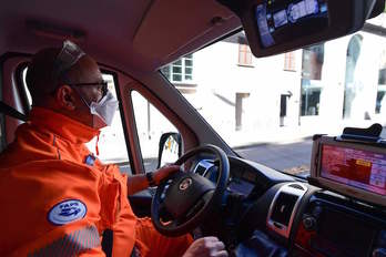 Un conductor de ambulancia circula por Milán. (Miguel MEDINA/AFP)