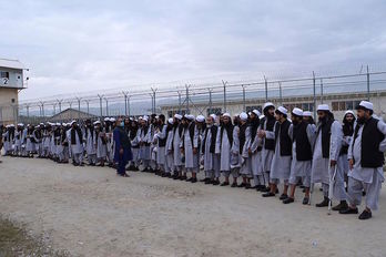 Un grupo de talibanes presos, antes de ser liberados, el pasado 11 de abril. (AFP)