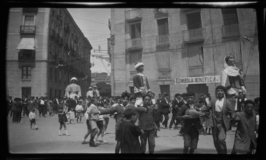 Los gigantes pasan por las calles Espoz y Mina y duque de Ahumada. (José BELZUNCE GONZÁLEZ/ARCHIVO GENERAL DE NAFARROA)