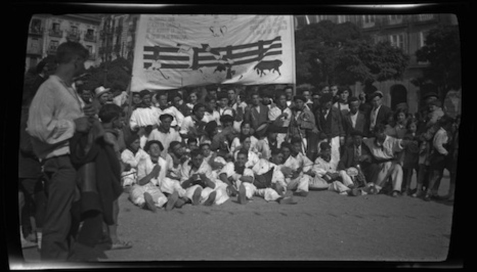Mozos de la peña La Única, en la plaza del Castillo. (José BELZUNCE GONZÁLEZ/ARCHIVO GENERAL DE NAFARROA)
