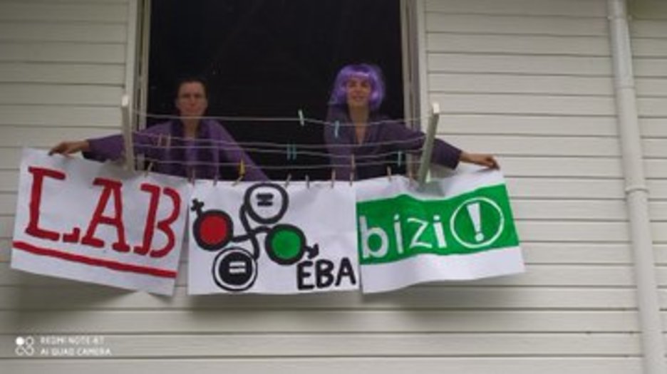 Ipar Euskal Herrian, balkoi eta leihoak aldarriekin atondu dituzte. (@LAB_ieh) Ipar Euskal Herrian, balkoi eta leihoak aldarriekin atondu dituzte. (@LAB_ieh)