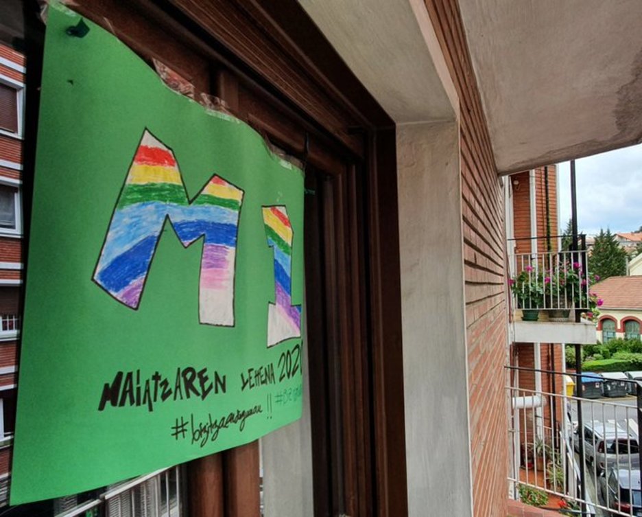 ELAk zabaldutako #BizitzaGara leloa balkoi desberdinetan ikusi da langileen egunean. (@Arkaitzhg)) ELAk zabaldutako #BizitzaGara leloa balkoi desberdinetan ikusi da langileen egunean. (@Arkaitzhg))